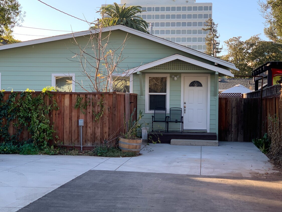 Front entrance - 466 View St