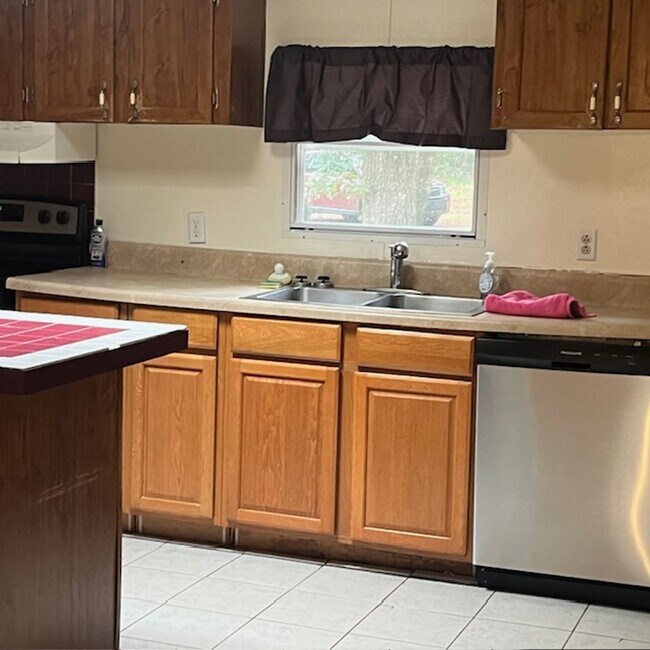 Building Photo - 3 Bedroom 2 Bath Mobile Home North Wakulla...