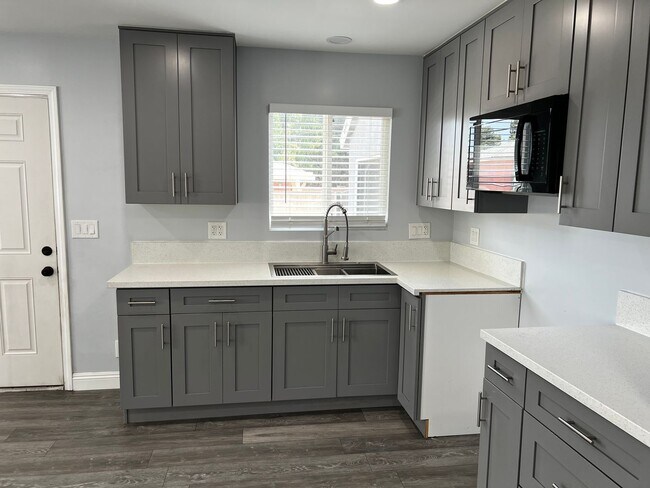 Foto del edificio - Remodeled 3 Bedroom 2 Bath House with 4 Ca...