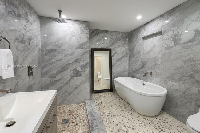 Foto del edificio - 1055 NE 121st St