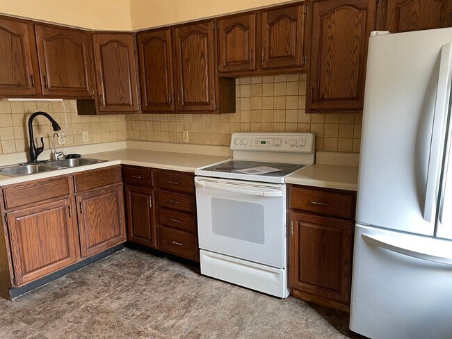 Building Photo - Rare find! 4 Bedroom!