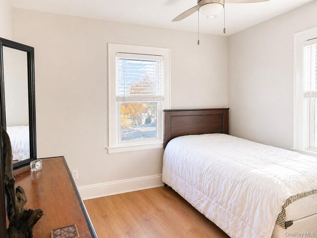 Foto del edificio - 45-17 Auburndale Ln