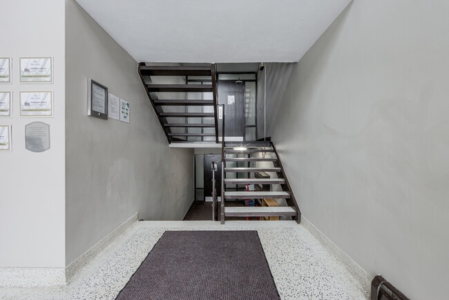 Building Photo - Queenston Apartments