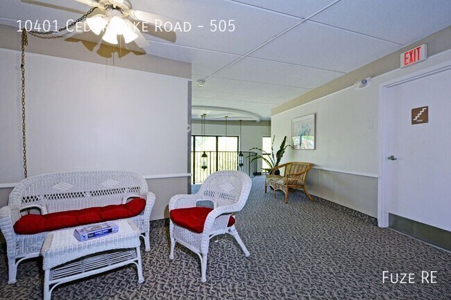Foto del edificio - 10401 Cedar Lk Rd S