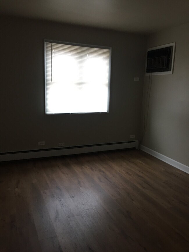 bedroom - 14813 Kilpatrick Ave