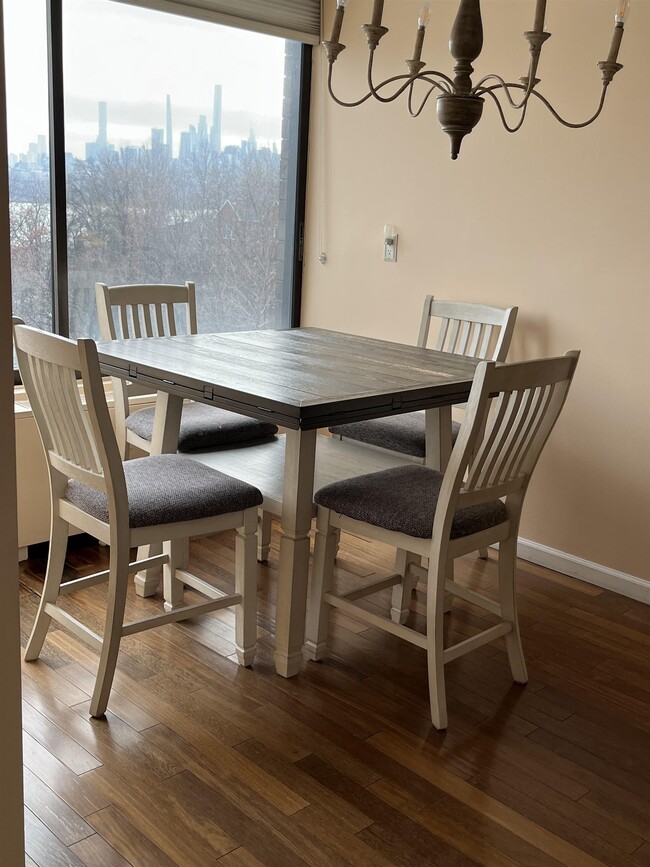 Foto del edificio - 9060 Palisade Ave