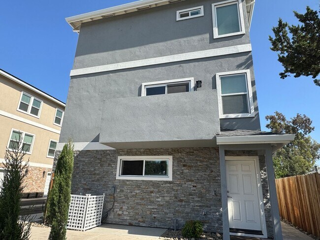 Foto del edificio - New Construction, All Solar, Three Bed, Th...
