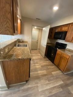 Foto del edificio - 7570 Kings Ridge Rd