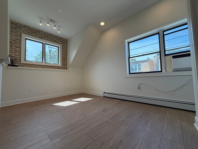 Building Photo - 5016 N Lawndale Ave