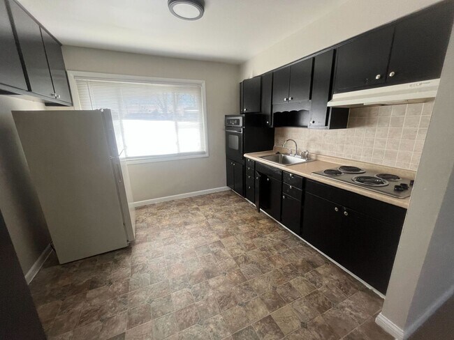 Building Photo - 6051 Laurel Hall Dr