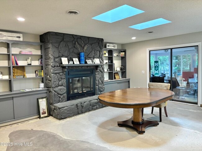 Building Photo - 140 Westchester Cir