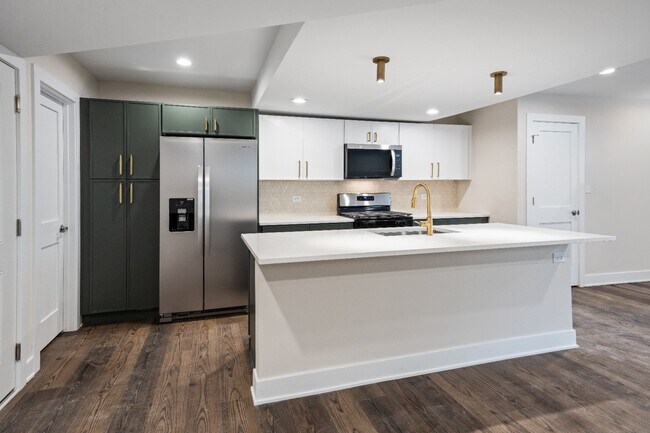 Building Photo - Renovated 3 bed in Logan Square - Now Leasing! (Garden Unit)