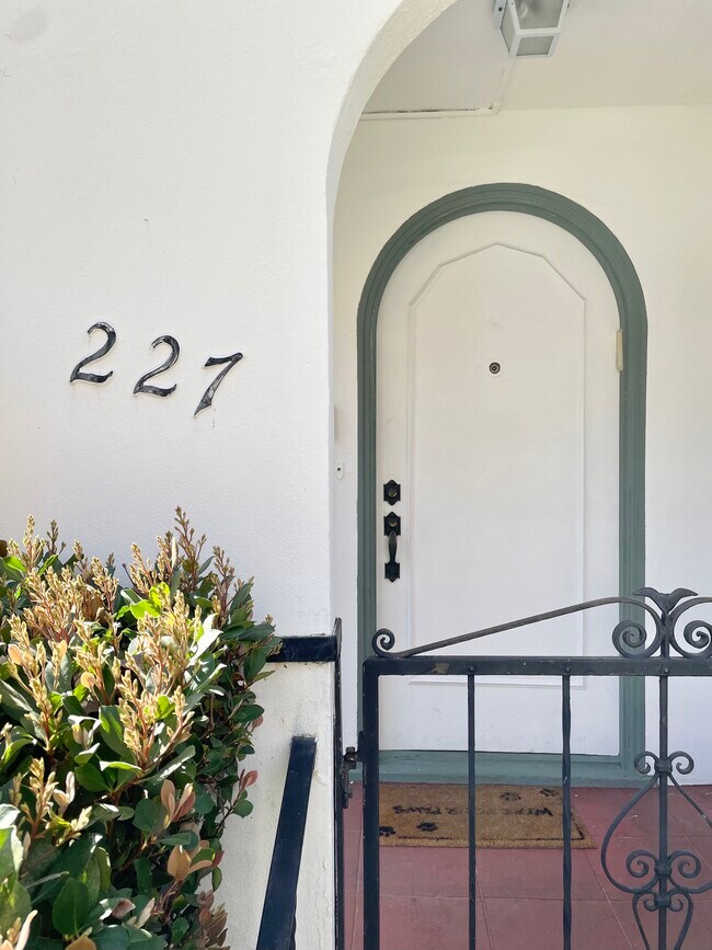 Foto del edificio - 227 N Swall Dr
