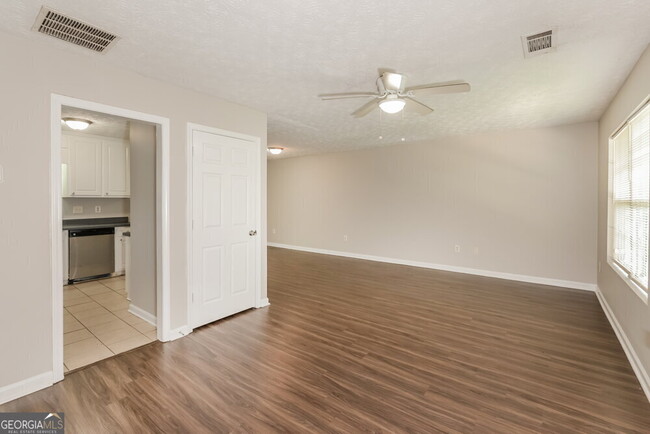 Building Photo - 3296 Goldenchain Dr