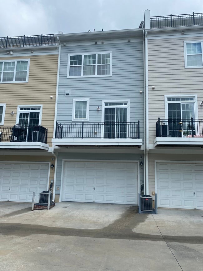 Building Photo - 10 Meridian Ln