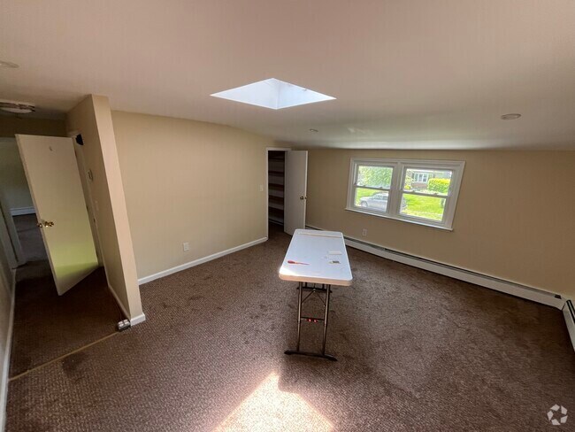 Building Photo - 615 Floral Pl