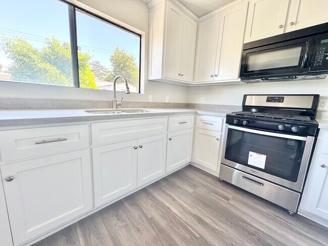 Building Photo - 619 N Kingsley Dr