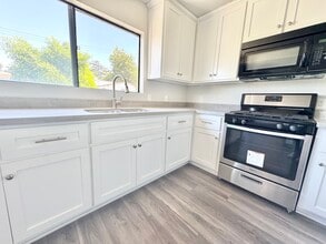 Building Photo - 619 N Kingsley Dr