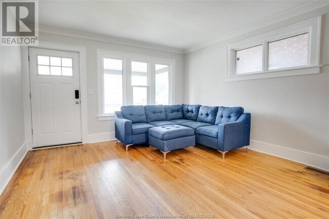 Building Photo - 975 Pelissier St