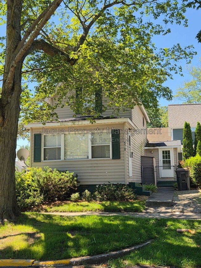 Building Photo - 570 Maple St