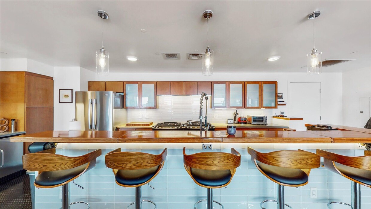 Foto principal - 3,400 SQFT CONDO IN DOWNTOWN CHAMPAIGN W/ ...