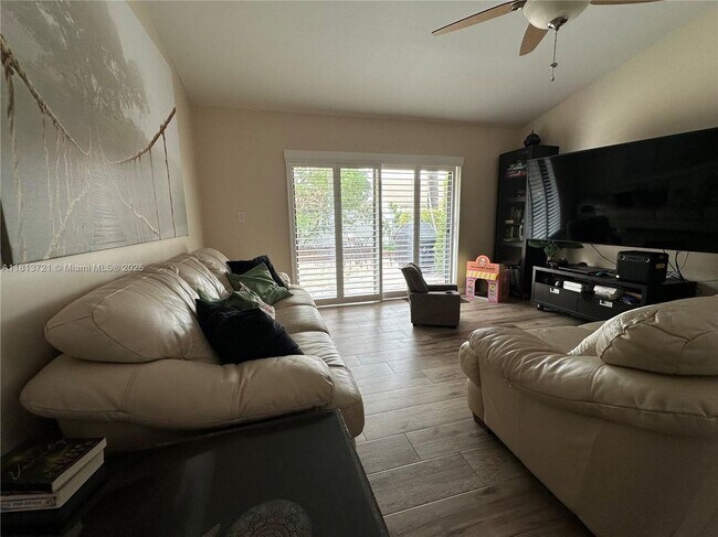 Foto del edificio - 13970 Beechwood Ct