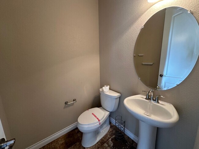 Foto del edificio - STUNNING 4 BEDROOM HOME IN BANNING LEWIS R...