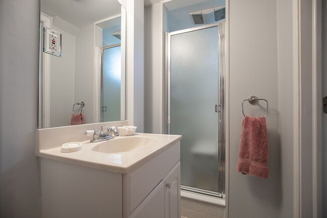 Building Photo - Charming 3 bedroom/2 bath House, Parma!