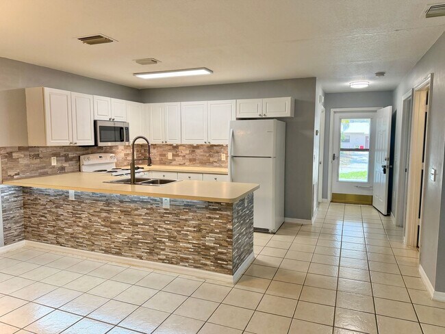 Foto del edificio - 2BR 2BA Updated Duplex in Sebastian Highlands