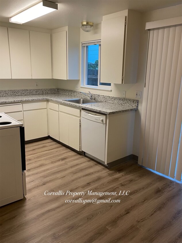 Foto principal - 130-134 NE Conifer Blvd