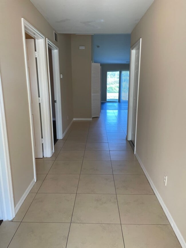 Building Photo - Central located 3 bed 2 bath duplex- 1 car garage