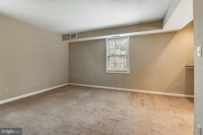 Building Photo - 1305 E Abingdon Dr