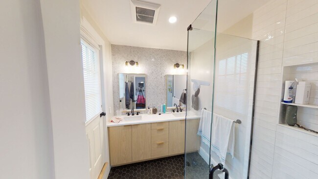 Foto del edificio - 3Br/2Bth, Great location! Walk to T, parks, reservoir.