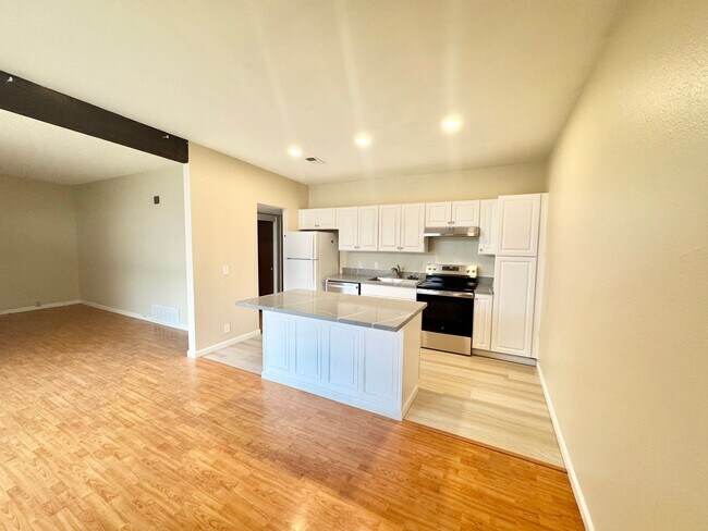 Foto del edificio - Light and Bright 3 bed 2 bath Home in West...