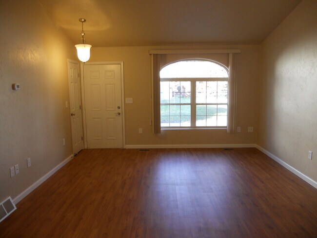 Foto del edificio - 301 S Maple Ave