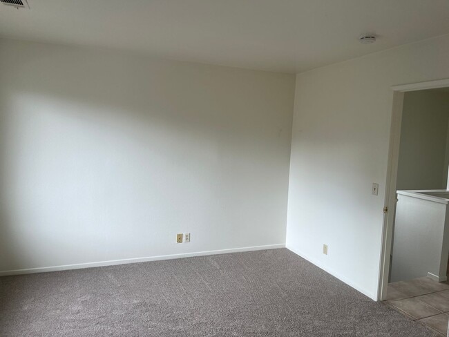 Building Photo - 1047 Golden Rd