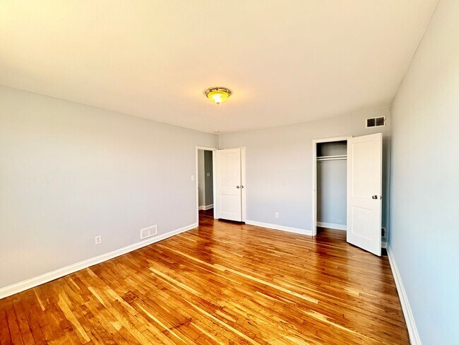 Foto del edificio - Charming Brick Home with Finished Basement, Modern Kitchen & Spacious Yard