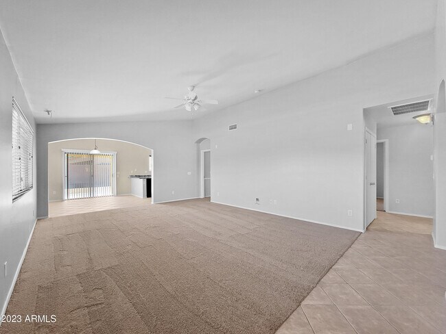 Foto del edificio - 25805 W St Catherine Ave