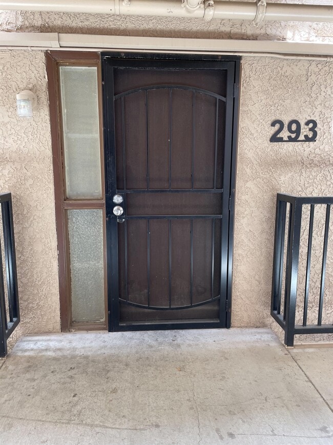 Building Photo - 2601 W Broadway Blvd