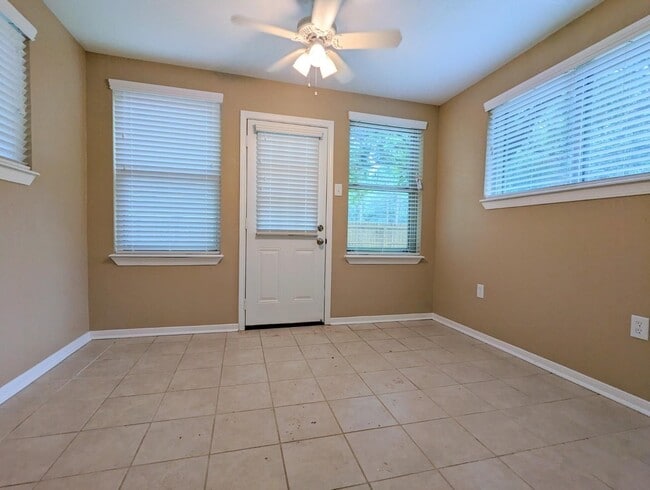 Foto del edificio - 3815 Maple Dr