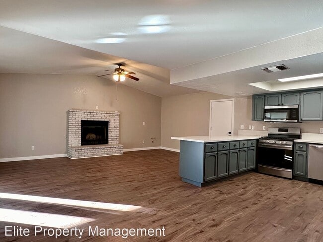 Building Photo - 3 br, 2 bath House - 233 E Rader Ave