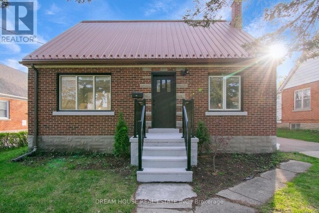 Building Photo - 47 Ellis Crescent N
