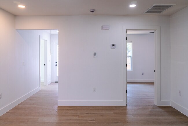 Foto del edificio - 1142 Mansell Ave