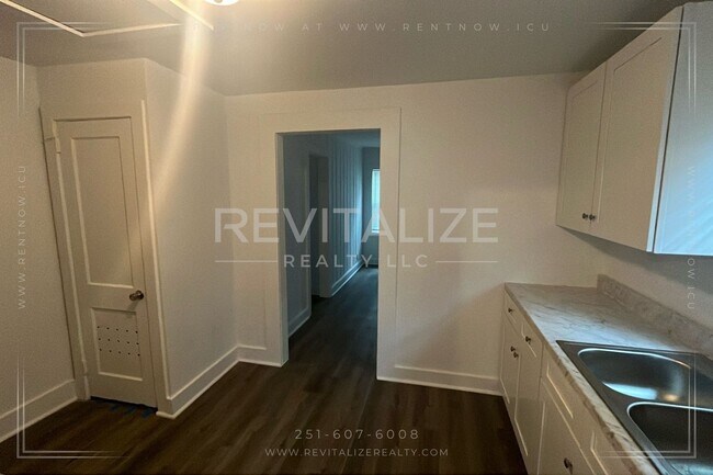 Foto del edificio - AVAILABLE NOW! Beautiful Renovated 3 Bedro...