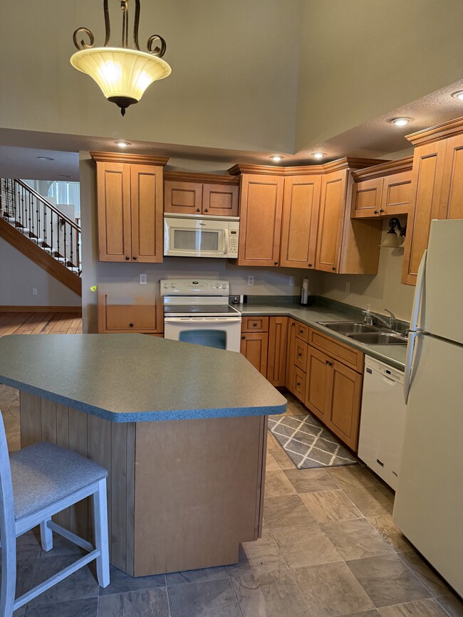 Building Photo - 419 E Grand Ave