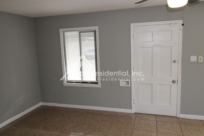 Foto del edificio - 3 br, 1 bath House - 5910 Ortega Street