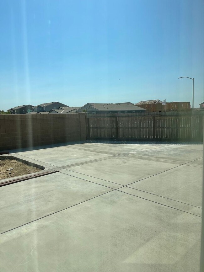 Foto del edificio - 4-Bedroom, 2.5-Bath Corner Home