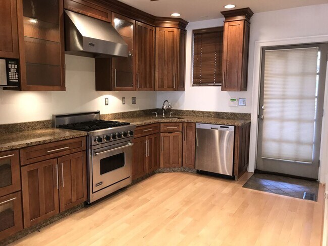 Foto del edificio - Cozy Rustic 2br/1.5ba Canton Townhome w/ R...