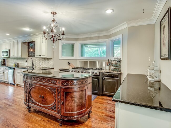 Building Photo - Beautiful Home in Private Wooded Setting m...