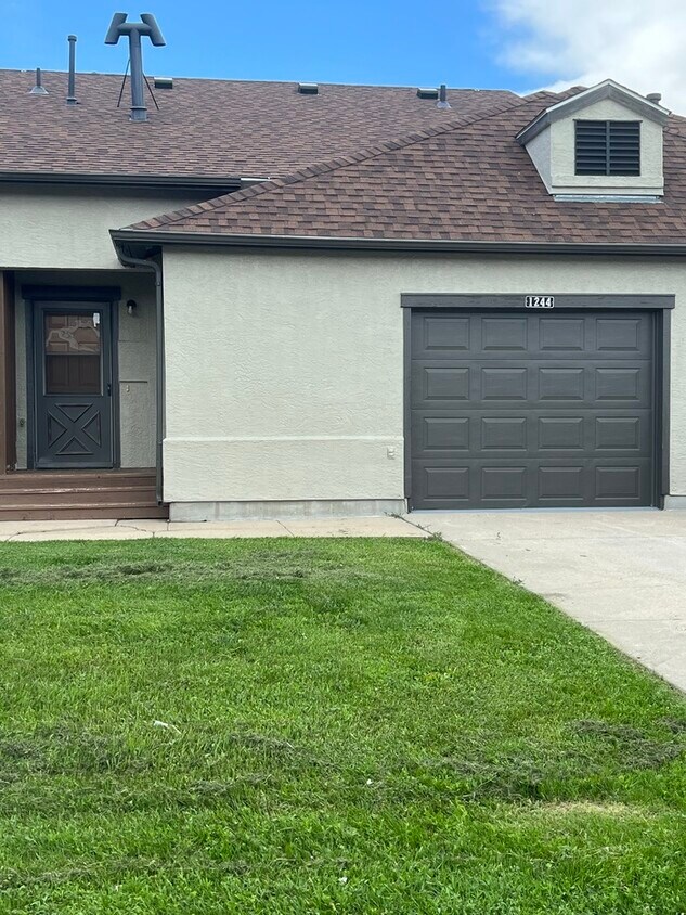 1244 Dakota Dr, Ellsworth Air Force Base, SD 57719 House Rental in